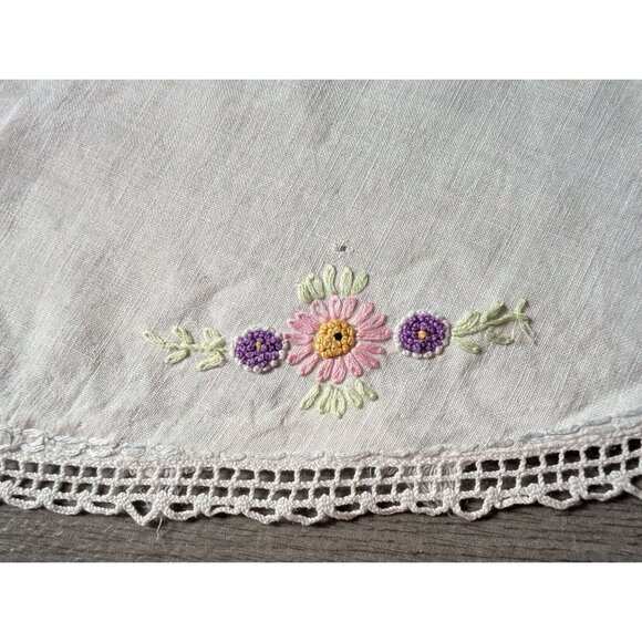 Vintage Embroidered Linen Tablecloth With Floral Basket Design & Lace Trim 30" - Picture 4 of 6